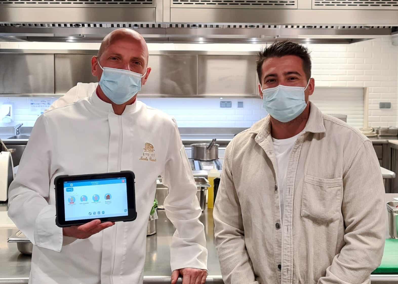 Chef Hotel Le Byblos Saint Tropez avec la tablette et application haccp Kooklinaccompagnement