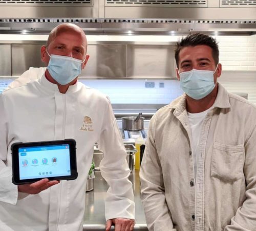 Chef Hotel Le Byblos Saint Tropez avec la tablette et application haccp Kooklinaccompagnement